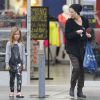 Exclusif - Tori Spelling emmène ses enfants Liam et Stella faire du shopping chez Skechers à Encino, le 1er mars 2015 