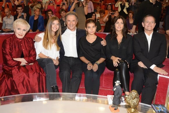 Nicole Croisille, Elisa Huster, Michel Drucker, Toscane Huster, Cristiana Reali et Francis Huster - Enregistrement de l' émission "Vivement Dimanche" à Paris le 24 septembre 2014. 