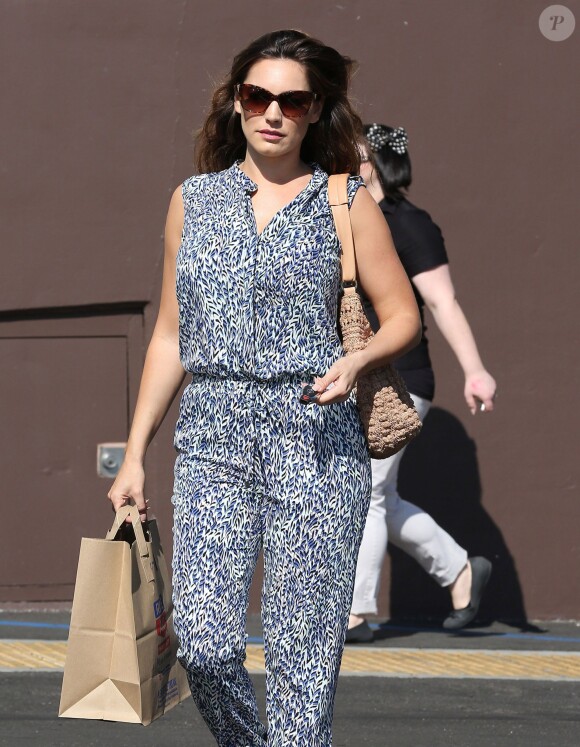 Kelly Brook fait du shopping à Los Angeles, le 15 février 2015. 