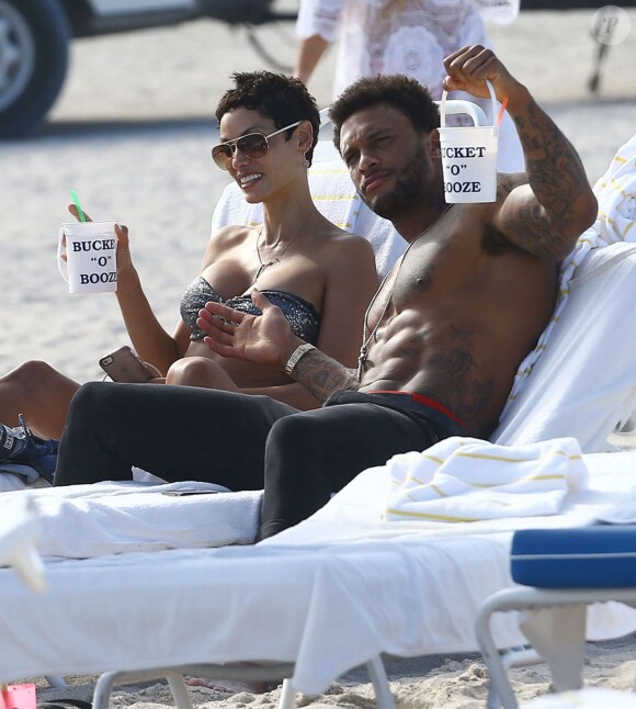 Nicole Murphy et David McIntosh se relaxent avec des amis sur la plage à Miami, le 1er mars 2015.  