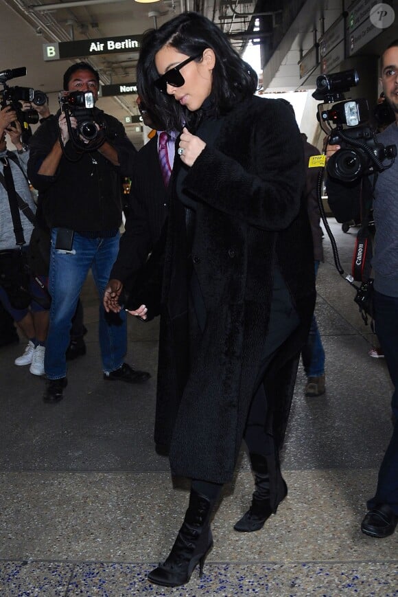 Kim Kardashian arrive à l'aéroport de LAX à Los Angeles, le 27 février 2015.