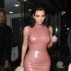 Kim Kardashian (habillée d'une robe en latex Atsuko Kudo et de sandales Manolo Blahnik) et Kanye West quittent le Sang Bleu à Londres. Le 26 février 2015.