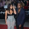 Kim Kardashian (habillée d'un body en latex Atsuko Kudo, d'une jupe haute couture Ralph & Russo et de sandales Tom Ford) et son mari Kanye Westaux GQ Men of the Year Awards 2014. Londres, le 2 septembre 2014.