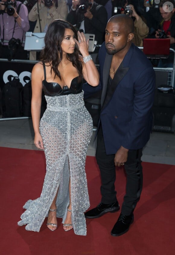 Kim Kardashian (habillée d'un body en latex Atsuko Kudo, d'une jupe haute couture Ralph & Russo et de sandales Tom Ford) et son mari Kanye Westaux GQ Men of the Year Awards 2014. Londres, le 2 septembre 2014.