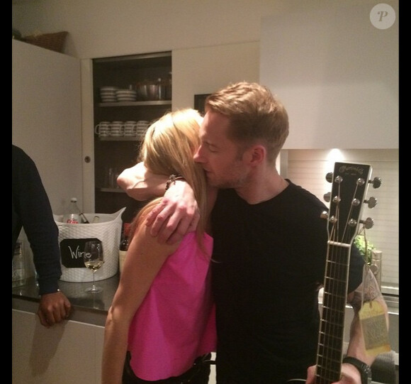 Valerie Keating a ajouté une photo prise lors de l'anniversaire de Ronan Keating, le chanteur irlandais embrasse sa petite amie Storm Uechtritz, le 1er mars 2015