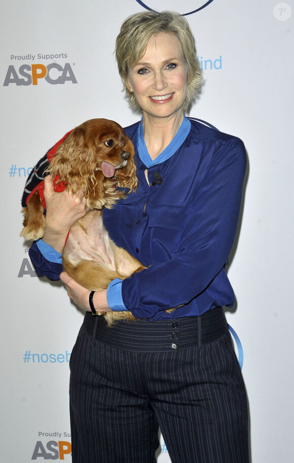 Jane Lynch et le chien Toast à la soirée "Noseblind" à New York. Le 25 février 2015