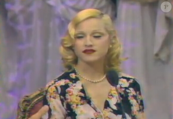 Madonna reçue par l'animateur Christophe Dechavanne, le 27 février 1993 sur TF1.