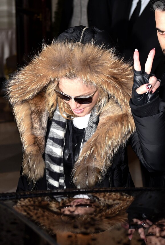 La chanteuse Madonna à la sortie de son hôtel à Paris le 3 mars 2015.