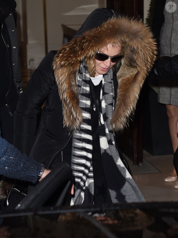 La chanteuse Madonna à la sortie de son hôtel à Paris le 3 mars 2015.