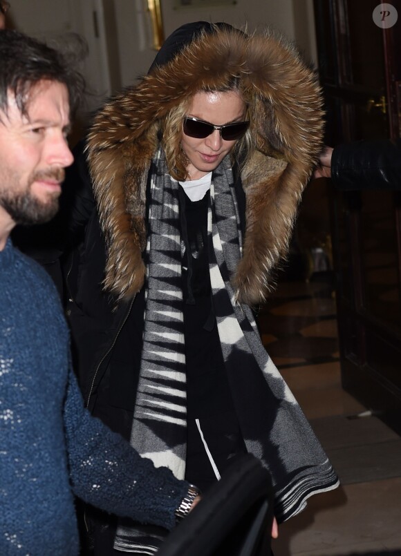 La chanteuse Madonna à la sortie de son hôtel à Paris le 3 mars 2015.