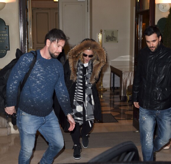 La chanteuse Madonna à la sortie de son hôtel à Paris le 3 mars 2015.