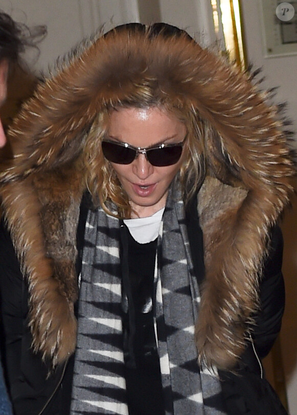 La chanteuse Madonna à la sortie de son hôtel à Paris le 3 mars 2015.