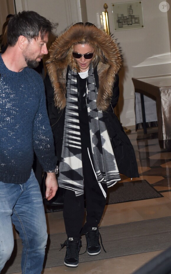 La chanteuse Madonna à la sortie de son hôtel à Paris le 3 mars 2015.