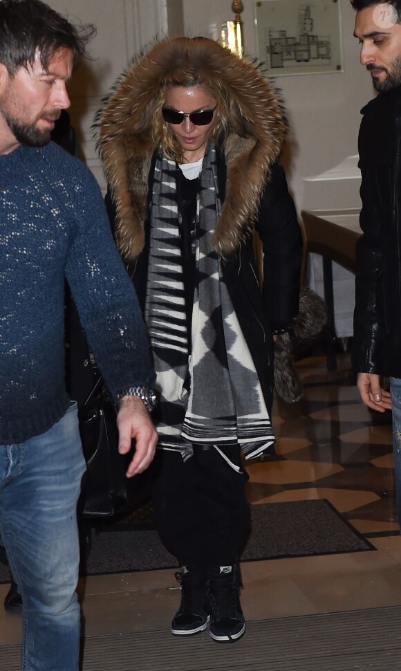 La chanteuse Madonna à la sortie de son hôtel à Paris le 3 mars 2015 