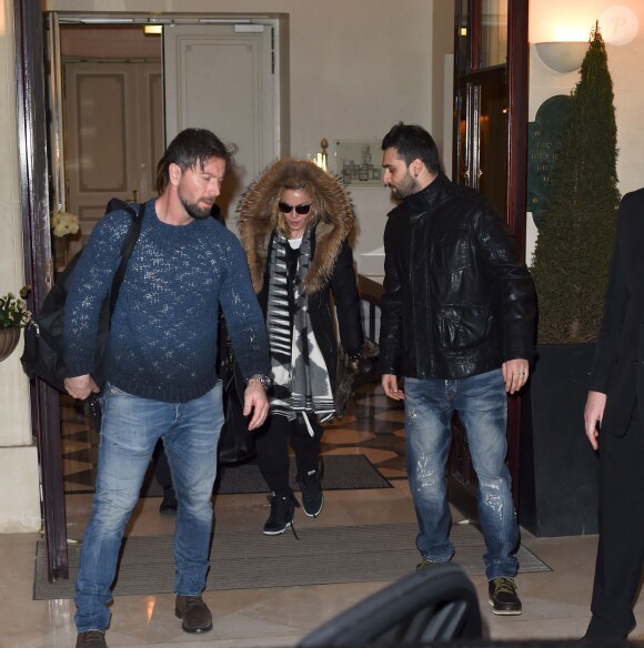 La chanteuse Madonna à la sortie de son hôtel à Paris le 3 mars 2015 