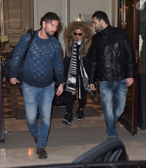 La chanteuse Madonna à la sortie de son hôtel à Paris le 3 mars 2015 
