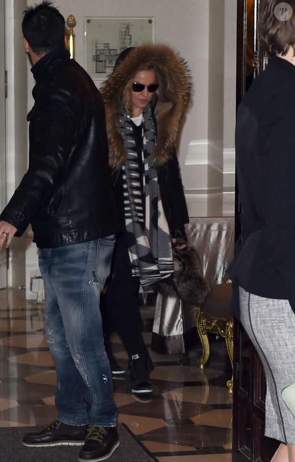 La chanteuse Madonna à la sortie de son hôtel à Paris le 3 mars 2015 