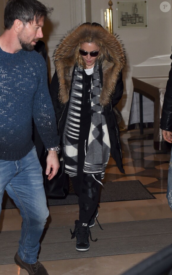 La chanteuse Madonna à la sortie de son hôtel à Paris le 3 mars 2015 