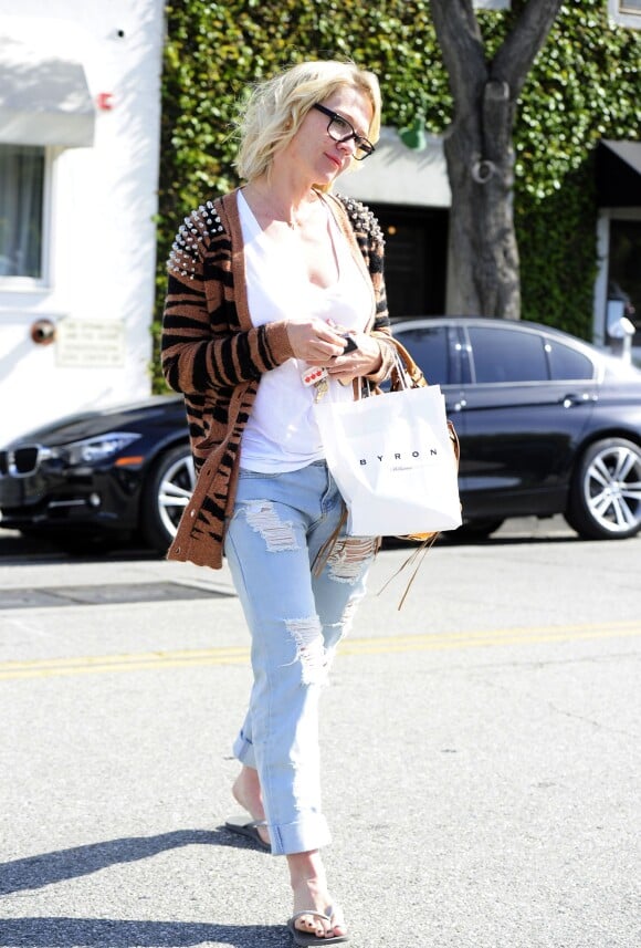 Jennie Garth sort du salon de beauté Byron Williams à Beverly Hills, le 26 mars 2014.  