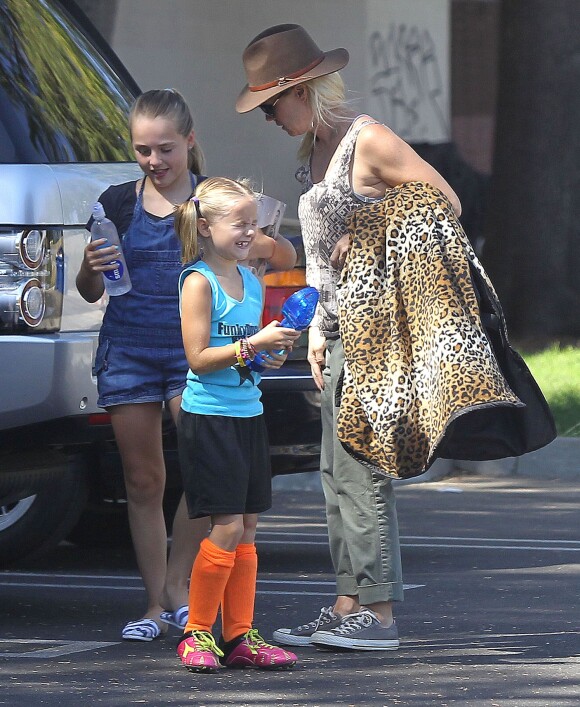 Exclusif - Jennie Garth et son nouveau compagnon Michael Shimbo regardent les filles de l'actrice jouer au football a Los Angeles. Le 8 septembre 2013  