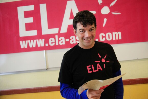 Stephane Plaza lit une dictée dans une école pour soutenir l'association ELA à Paris, en octobre 2012.