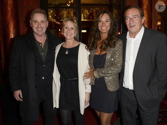 Philippe Risoli et sa femme, Jean-Pierre Pernaut et sa femme Nathalie Marquay au Théâtre des Variétés à Paris, pour la pièce Piège à Matignon, le 7 mars 2015.