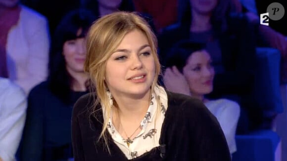 La chanteuse Louane a révélé fumer pas mal de cigarettes dans On n'est pas couché sur France 2, le 8 mars 2015.