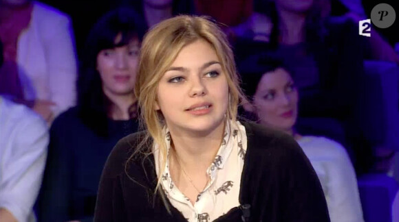 La jeune Louane a révélé fumer pas mal de cigarettes dans On n'est pas couché sur France 2, le 8 mars 2015.