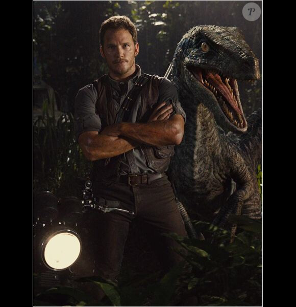 Chris Pratt, vedette de Jurassic World, et un raptor.