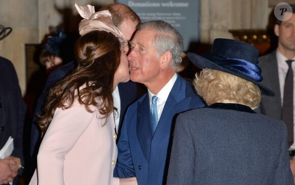 Une bise cordiale avec le prince Charles... Circulez, y a rien à voir ! Kate Middleton, enceinte, et le prince William, duc et duchesse de Cambridge, assistaient au service organisé à l'abbaye de Westminster pour le Commonwealth Day, le 9 mars 2015 à Londres.