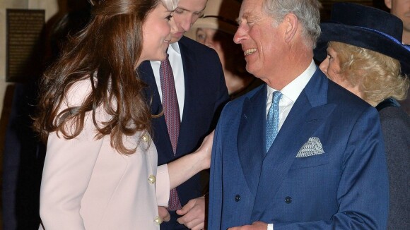 Kate Middleton, enceinte: Maligne avec ses mini-rondeurs face à Charles, frustré