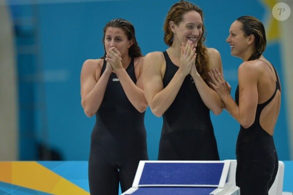 Camille Muffat, Charlotte Bonnet et Ophélie-Cyrielle Etienne lors de la finale du 4x200 mètres nage libre lors des Jeux olympiques de Londres, le 1er août 2012