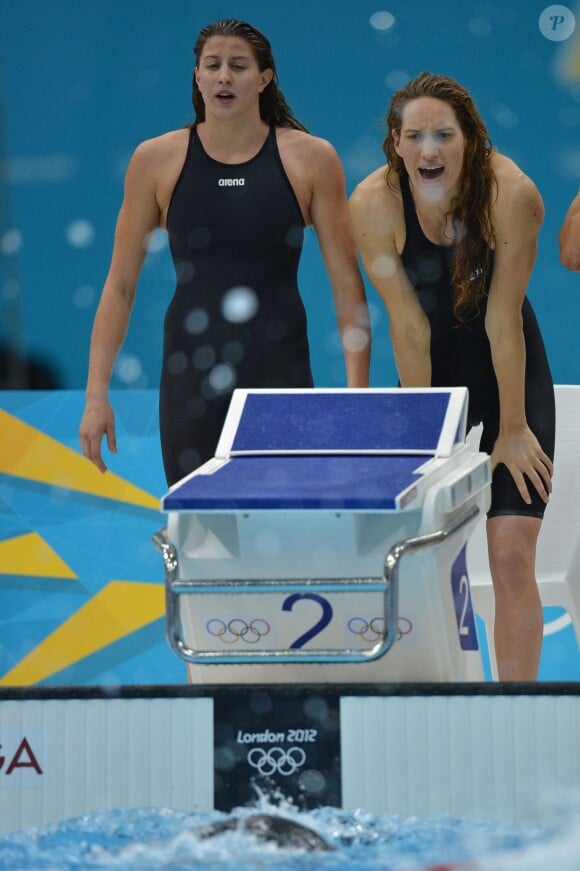 Camille Muffat et Charlotte Bonnetlors du relais 4x200 mètre nage libre aux Jeux olympiques de Londres le 1er août 2012