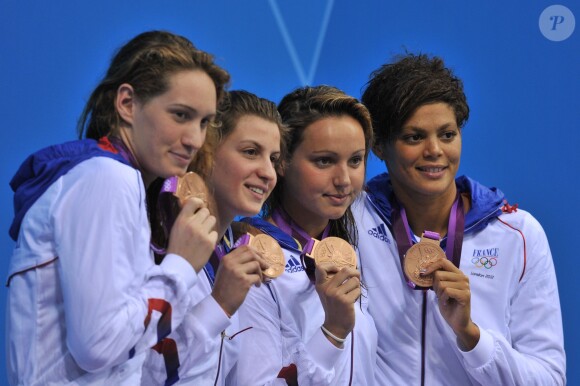 Camille Muffat, Charlotte Bonnet, Ophélie-Cyrielle Etienne et Coralie Balmy après le relais 4x200 mètres nage libre aux Jeux olympiques de Londres, le 1er août 2012