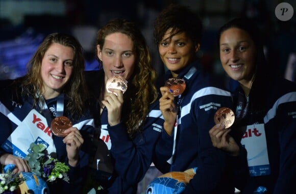 Charlotte Bonnet, Camille Muffat, Coralie Balmy et Mylène Lazare lors de la cérémonie du 4x200 mètres nage libre des championnats du monde à Barcelone, le 1er août 2013