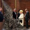 La reine Elizabeth II visitant le tournage de la série Game of Thrones à Belfast en Irlande du Nord le 24 juin 2014