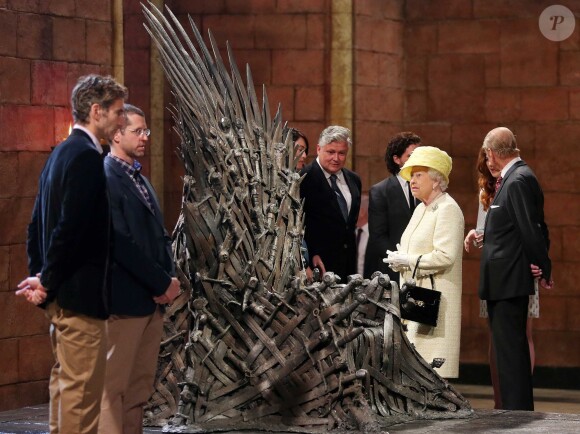 La reine Elizabeth II visitant le tournage de la série Game of Thrones à Belfast en Irlande du Nord le 24 juin 2014