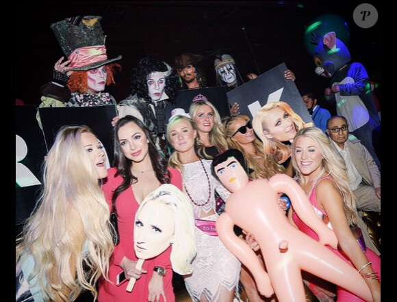 La blonde Paris Hilton a organisé l'enterrement de vie de jeune fille de sa cousine à Las Vegas ce weekend, elle a ajouté une photo sur son compte Instagram le 8 mars 2015