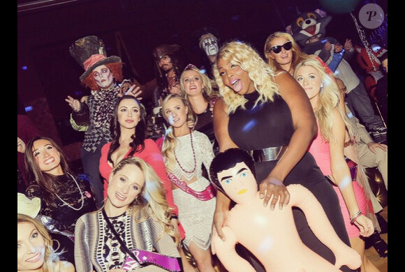 Paris Hilton a organisé l'enterrement de vie de jeune fille de sa cousine à Las Vegas, elle a ajouté une photo sur son compte Instagram le 8 mars 2015