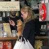 Paris Hilton est allée acheter des sandwichs et des muffins avec son chien à Beverly Hills. Le 24 février 2015  