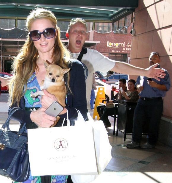 Paris Hilton est allée acheter des sandwichs et des muffins avec son chien à Beverly Hills. Le 24 février 2015  