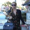 Paris Hilton se promène avec son chien à Beverly Hills, le 23 février 2015.  