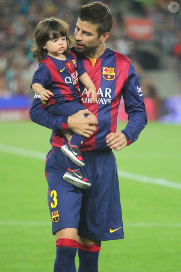 Gerard Piqué et son fils Milan - Shakira (enceinte) et son fils Milan vont encourager Gerard Piqué et le FC Barcelone au Camp Nou le 18 octobre 2014