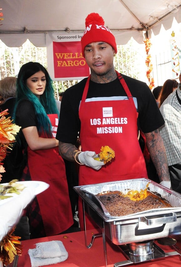 Tyga, Kylie Jenner - Les volontaires de la "Los Angeles Mission" servent un repas aux sans-abris, à Los Angeles, le 26 novembre 2014.