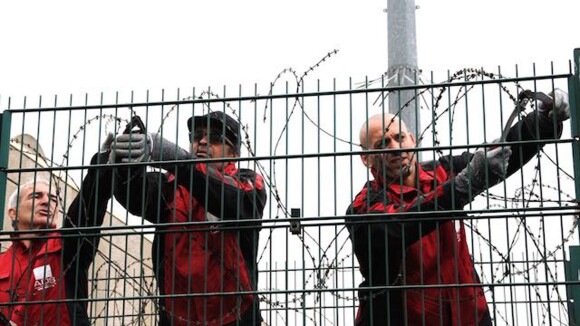 Yannick Noah et ses 'complices' en prison : Ils coupent les barbelés...