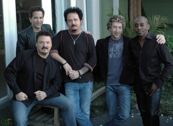Toto a eu la douleur d'annoncer la mort de son ancien bassiste Mike Porcaro (en haut à gauche), survenue le 15 mars 2015. Atteint de la maladie de Charcot, il avait 59 ans.