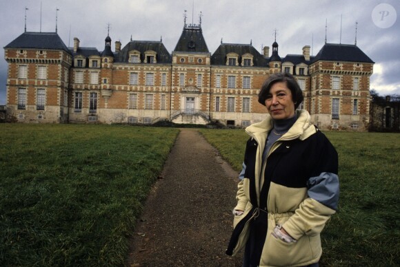 Jeanne de Funès devant le chateau de Clermont à Cellier, le 18 décembre 1983
