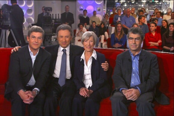 Michel Drucker, Jeanne de Funès et ses fils Patrick et Olivier lors de l'enregistrement de l'émission Vivement Dimanche le 27 novembre 2003