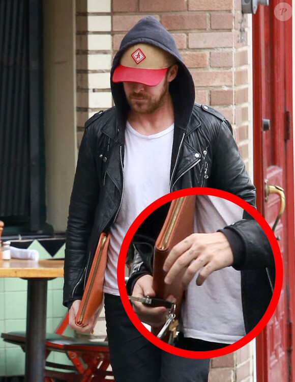 Ryan Gosling est allé prendre le petit déjeuner chez "Little Dom" à Los Feliz, le 27 février 2015. On peut voir sur ses doigts écrit "Esme", diminutif du prénom de sa fille, Esmeralda.