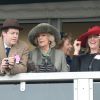 Camilla Parker-Bowles, duchesse de Cornouailles, avec son fils Tom Parker-Bowles et sa fille Laura Lopes, au Festival de Cheltenham le 11 mars 2015